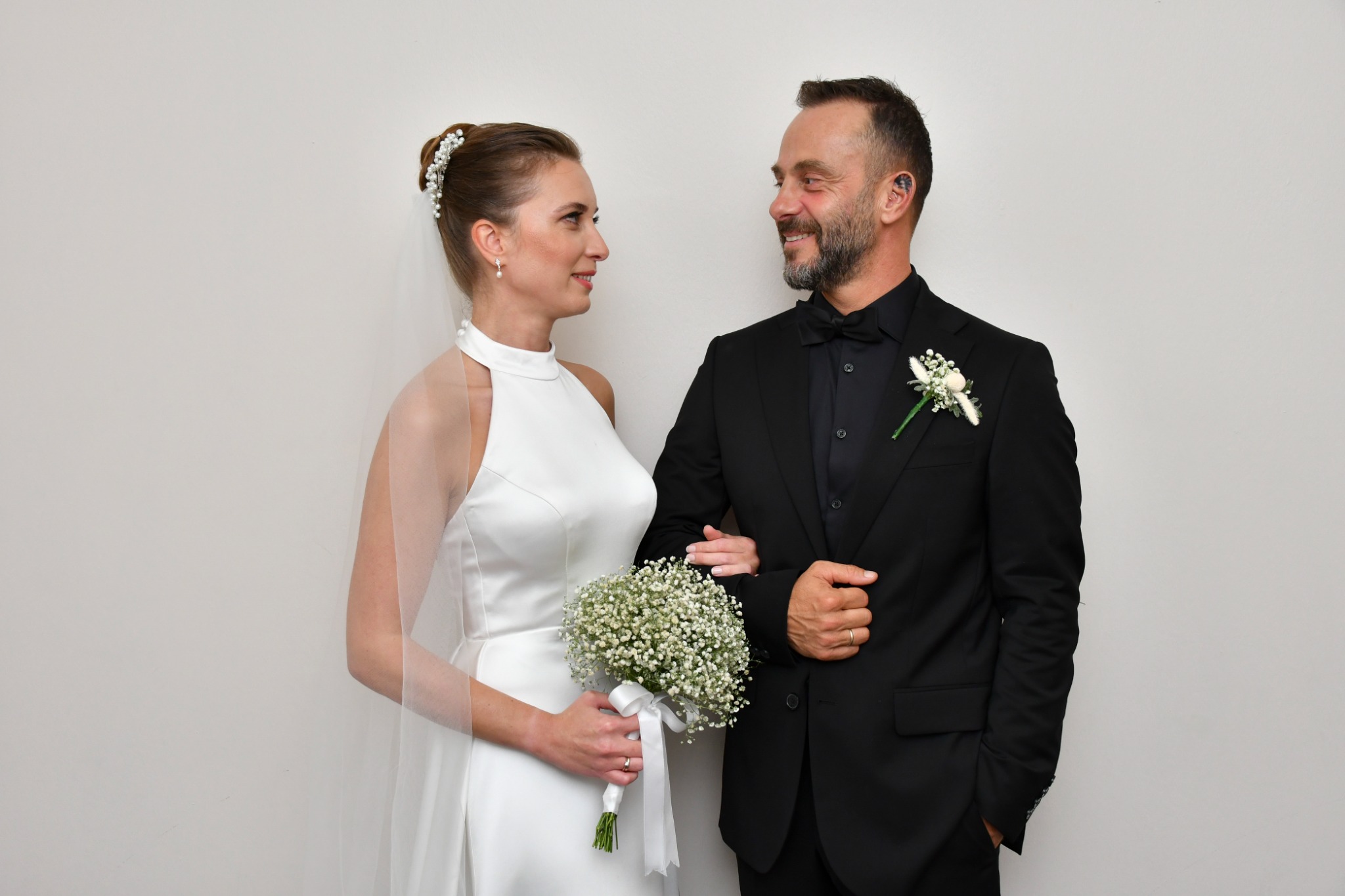 Özge ve Erkan nikâh günlerinde birbirlerine bakarken